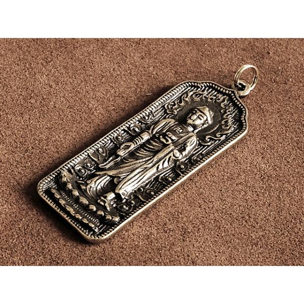 真鍮で作られたペンダントトップです。仏様がデザインされております。真鍮二重リングを付けております。ペンダントトップ、キーホルダーとしてお使いください。※真鍮特融の黒ずみが見受けられる場合がございます。■素材真鍮（ゴールド）■サイズ長さ5cm...