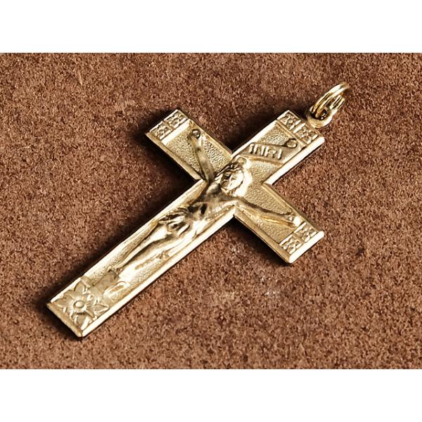 真鍮で製作したチャームです。定番の十字架デザインとなります。真鍮二重リングを装着しています。チャームとのバランスもとれ、良い雰囲気です。■素材チャーム/真鍮二重リング/真鍮■サイズチャーム長さ/40mm（バチカン含む）穴の径/1mm二重リン...