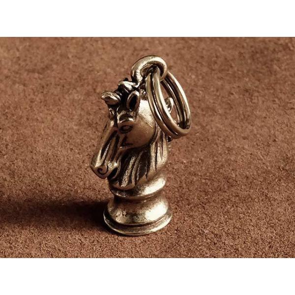 真鍮製で出来たキーホルダーです。チェスの駒であるナイト（馬）がモチーフとなっています。精悍な顔をしております。真鍮製の二重カンが付属します。二重カンは取り外し可能です。革ヒモやリング金具・ボールチェーンを通すことができます。キーホルダーやペ...