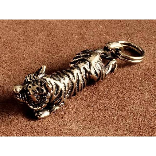 真鍮製で出来たキーホルダーです。虎が寝そべっているデザインです。真鍮製の二重カンが付属します。二重カンは取り外し可能です。革ヒモやリング金具・ボールチェーンを通すことができます。キーホルダーやペンダントトップとして楽しめます。■素材キーホル...