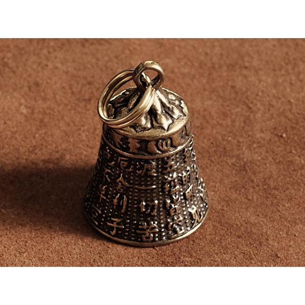 真鍮で作られた呼び鈴のキーホルダーです。音もしかっり鳴ってくれます。側面には般若心境が漢字でびっしり描かれております。上部には二重リングが装着しており、キーホルダーとしても使えます。■素材キーホルダー/真鍮二重リング/真鍮■サイズキーホルダ...