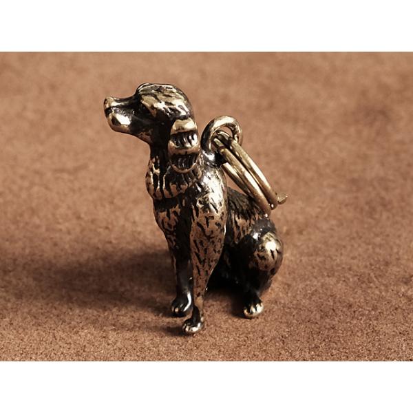 真鍮製で出来たキーホルダーです。犬がお座りをしたデザインです。真鍮製の二重カンが付属します。二重カンは取り外し可能です。■素材キーホルダー/真鍮二重リング/真鍮■サイズキーホルダー高さ27mm 二重リング直径11mm