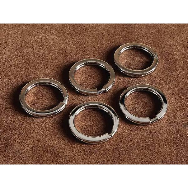 鍵やキーホルダーなどを束ねる二重リングです。素材は鉄製となります。カラーはシルバーとなっております。リング幅が2ミリとワイドなデザインでインパクトがあります。こちらは5個セットでの出品となります。鍵やキーホルダーなどを束ねたり、ウォレットチ...