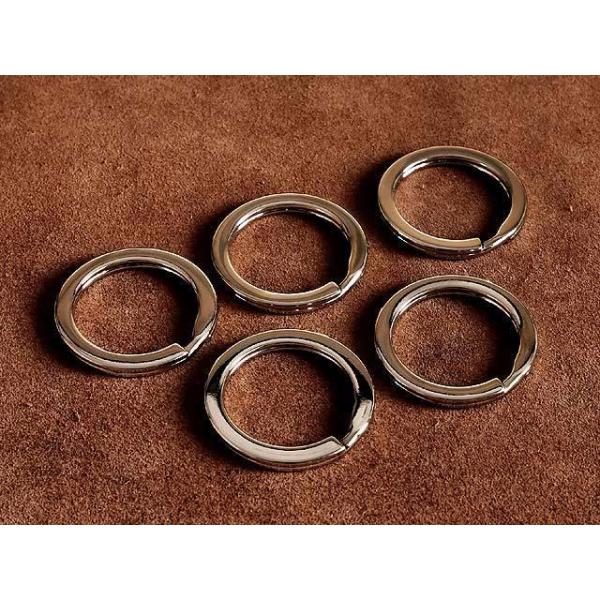 鍵やキーホルダーなどを束ねる二重リングです。素材は鉄製となります。カラーはシルバーとなっております。リング幅が2ミリとワイドなデザインでインパクトがあります。こちらは5個セットでの出品となります。鍵やキーホルダーなどを束ねたり、ウォレットチ...