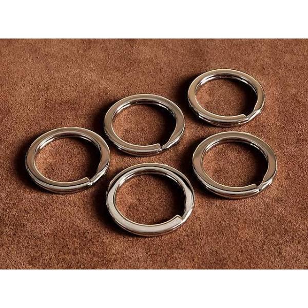 鍵やキーホルダーなどを束ねる二重リングです。素材は鉄製となります。カラーはシルバーとなっております。リング幅が2ミリとワイドなデザインでインパクトがあります。こちらは5個セットでの出品となります。鍵やキーホルダーなどを束ねたり、ウォレットチ...