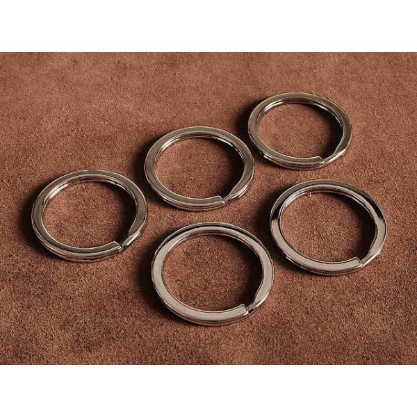 鍵やキーホルダーなどを束ねる二重リングです。素材は鉄製となります。カラーはシルバーとなっております。リング幅が2ミリとワイドなデザインでインパクトがあります。こちらは5個セットでの出品となります。鍵やキーホルダーなどを束ねたり、ウォレットチ...