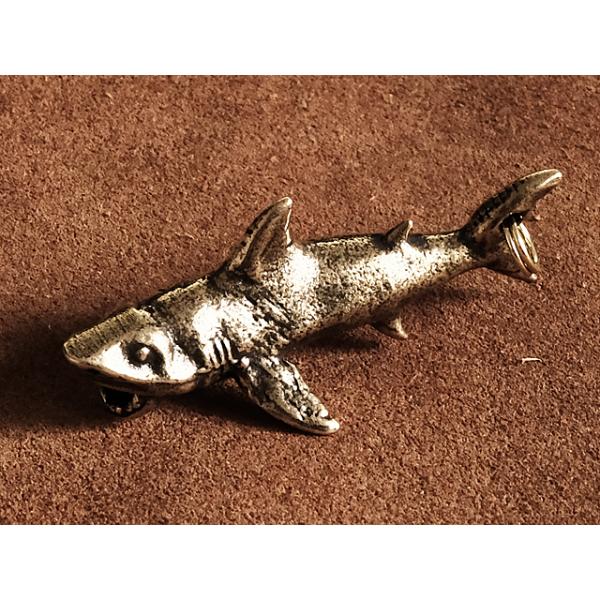 真鍮で作られたペンダントトップです。サメがデザインされております。しっぽに真鍮二重リングを付けております。※真鍮特融の黒ずみが見受けられる場合がございます。■素材真鍮（ゴールド）■サイズ長さ4.2cm幅2cm穴の径1mm二重リング直径6mm