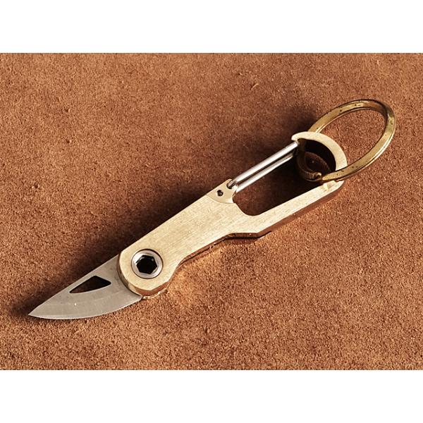 真鍮で出来た折りポケットナイフです。後部はカラビナ仕様で携帯にも便利です。付属で二重リングが付きます。■素材本体/真鍮ナイフ/ステンレス鋼二重リング/真鍮■サイズブレード/長さ20mm収納時/長さ53mm広げた状態/長さ75mmカラビナ開口...
