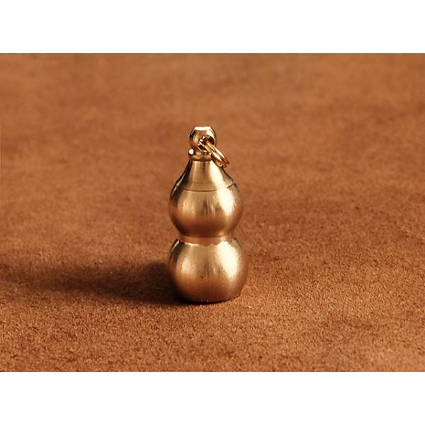 真鍮で出来たキーホルダーです。ひょうたんをモチーフとしたデザインです。サイズはミニサイズとなります。上部はキャップ式となり、取り外しが可能です。中は空洞となっており、小物入れとしても使えます。※非常に小さいのでご注意ください。真鍮製の二重リ...