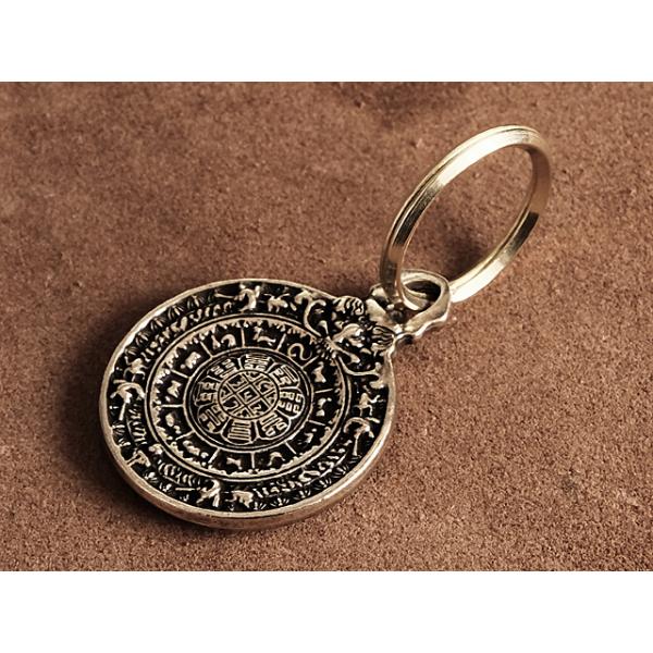 真鍮で作られたペンダントです。チベットの仏教画のタンカをモチーフ。真鍮の二重リングが付属します。※注意※製造時から小傷があります。予めご了承ください。■素材本体/真鍮二重リング/真鍮■サイズ本体/長さ（バチカン含む）4.2cm二重リング/直...