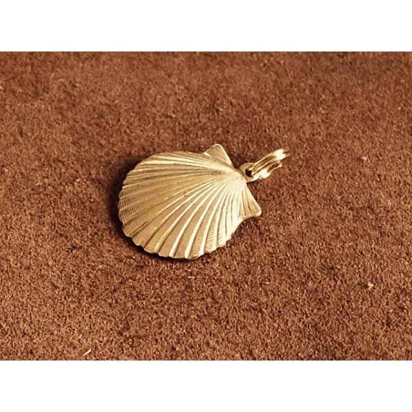 真鍮で作られたのチャームです。シェル（貝殻）のデザインとなります。極小サイズの二重リングを付けております。チャームとのバランスもとれ、良い雰囲気となっています。■サイズチャーム（真鍮）長さ/17mm穴の径/1mm二重リング（真鍮）直径6mm