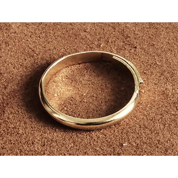 真鍮で出来た指輪となります。途中で途切れており、輪を開いたり閉じたりすることで、サイズ調整がある程度可能となっております。内径16mm（10号）〜19mm（19号）まで対応可能です。※リングは16mmでお届けします。サイズ調整はご自身でお願...