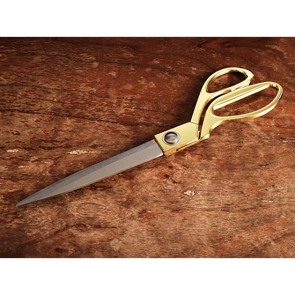 ステンレスのハサミです。持ち手は亜鉛合金に金メッキ加工がされてます。※注意※ 海外製品の為メッキ剥がれの箇所あります■素材刃/ステンレス持ち手/亜鉛合金■サイズ長さ26.5cm重さ170g