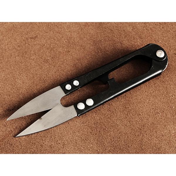 スチール製の糸切ばさみです。裁縫用具としてお使いください。カラーはブラックになります。※製造時の小傷、塗装ムラがあります。※錆防止のオイルが塗られています。■素材スチール■サイズ長さ9.7cm