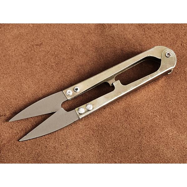 スチール製の糸切ばさみです。裁縫用具としてお使いください。カラーは薄めのゴールドになります。※製造時の小傷、塗装ムラがあります。※錆防止のオイルが塗られています。■素材スチール■サイズ長さ10.5cm