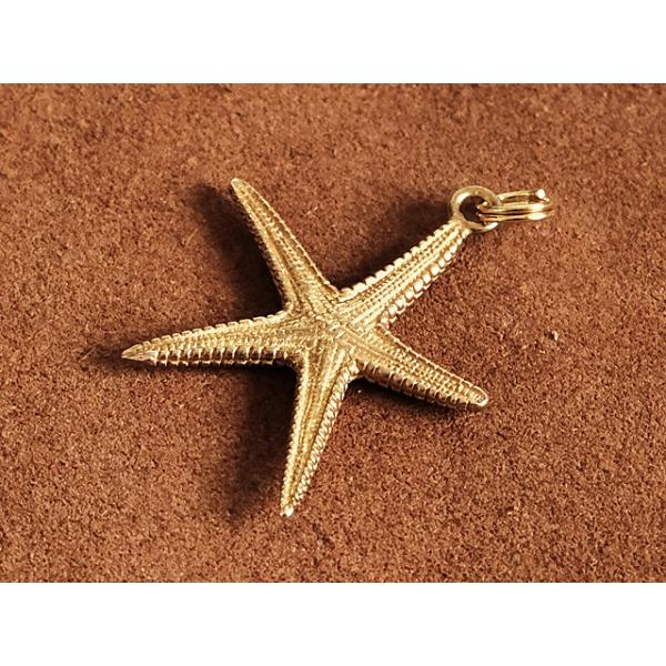 真鍮で作られたのチャームです。ヒトデがデザインされております。裏側にはちゃんと口も付いてます。極小サイズの二重リングを付けております。※注意※個体差があり、足の長さ、向きなど写真と異なります。予めご了承ください。■サイズチャーム（真鍮）長さ...