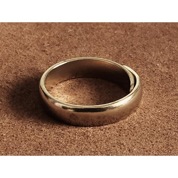真鍮で出来た指輪となります。途中で途切れており、輪を開いたり閉じたりすることで、サイズ調整がある程度可能となっております。内径16mm（10号）〜19mm（19号）まで対応可能です。※リングは16mmでお届けします。サイズ調整はご自身でお願...
