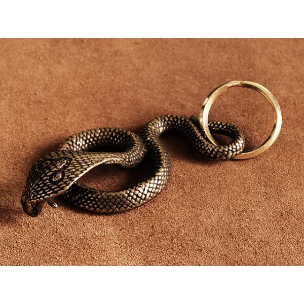 コブラをモチーフとした真鍮キーホルダーです。鱗や顔の作りもリアルに作られており、迫力感もあります。真鍮二重カンが装着されております。リングは二重カンですので取り外し可能です。■素材キーホルダー/真鍮二重カン/真鍮■サイズキーホルダー/長さ7...