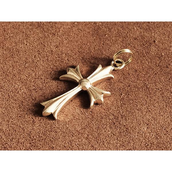 真鍮で作られた十字架ペンダントトップです。立体的なデザインが特徴となっています。裏面は平らとなります。小さめのサイズとなります。真鍮二重リングを付けております。ペンダントトップ、キーホルダーとしてお使いください。※真鍮特融の黒ずみが見受けら...