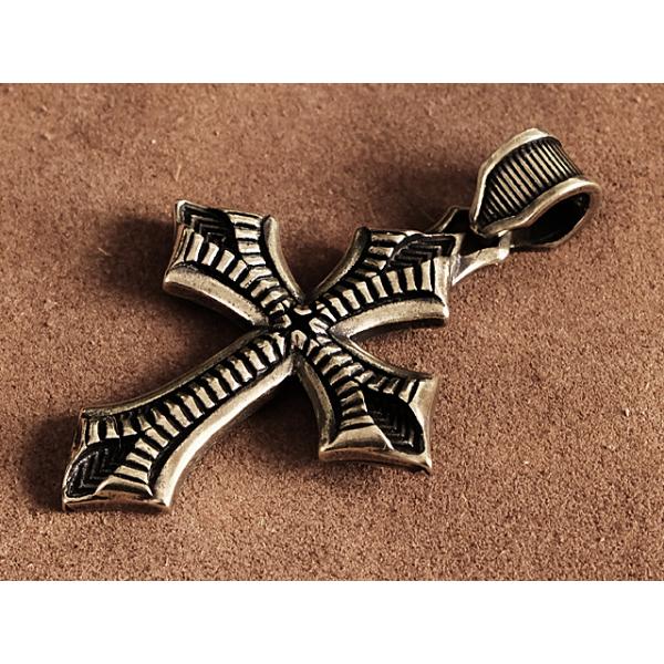 切れ込みのある立体的な十字架です。裏表でデザインが異なり、凝った作りとなってます。素材は真鍮となります。■素材真鍮■サイズ長さ（バチカン含む）/60mm横幅/40mm穴の径/5.5mm