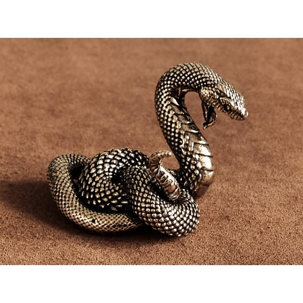 ヘビをモチーフとした置物。とぐろを巻いた猛猛しいデザイン。※真鍮特有の小傷があります。■素材真鍮■サイズ高さ2.8cm