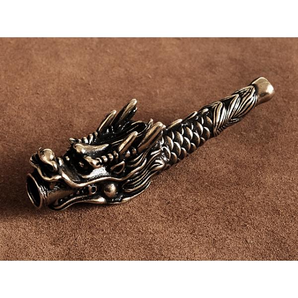 真鍮で出来たキセルとなります。勇ましいドラゴンがデザインされています。刻みタバコは勿論、紙巻きたばこにも対応できます。※紙巻きたばこは、一般的な太さ8mmが装着できます。※海外品の為、作りの精度に甘さがあります。※擦れや傷がありますので、予...