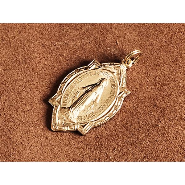 真鍮で作られたのチャームです。聖母マリアがデザインされております。極小サイズの二重リングを付けております。チャームとのバランスもとれ、良い雰囲気となっています。※製造時の黒ずみがあります。ご了承ください。■サイズチャーム（真鍮）長さ/30m...