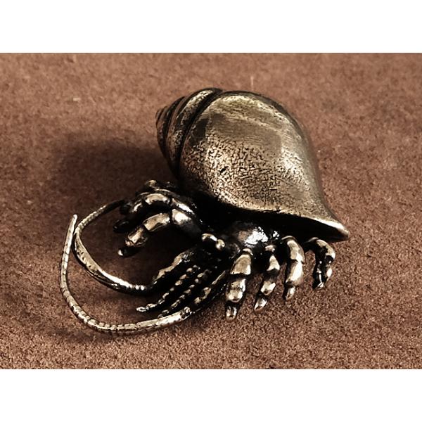 真鍮製の置物です。ヤドカリをモチーフとしております。※注意※触角が細くなっており、扱いによって折れる可能性があります。ご注意ください。■サイズ高さ/15mm横幅/36mm長さ/40mm