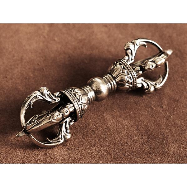 真鍮で作られた、密教法具のバジュラです。ヒンドゥー教の雷神インドラの武器が元と言われています。インテリアのちょうど良い少し大きめのサイズ。■素材真鍮■サイズ本体/長さ8.2cm重さ/48g