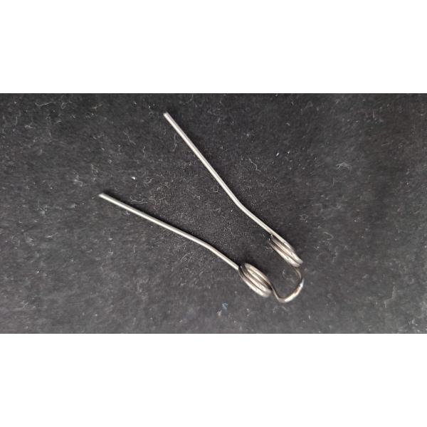 Bachのトランペット用ウォーターキイバネです。1個入りバネ足は、適当な長さでニッパー等でカットして下さい。※ご注意　輸入品は仕入れレート等の関係で入荷ごとに販売価格が変動する場合がございます。　あらかじめご了承下さい。