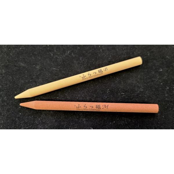 ♭ふらっ砥スティック【尖砥〜せんと〜】は、片端の形状を鉛筆の先のように尖らすことで、作業箇所を見易くしました。サイズ：100×6.4mm「♭ふらっ砥シリーズ」は乾式で使える様、弊社が独自開発した砥石です。もちろん湿式での使用も可能です。シン...