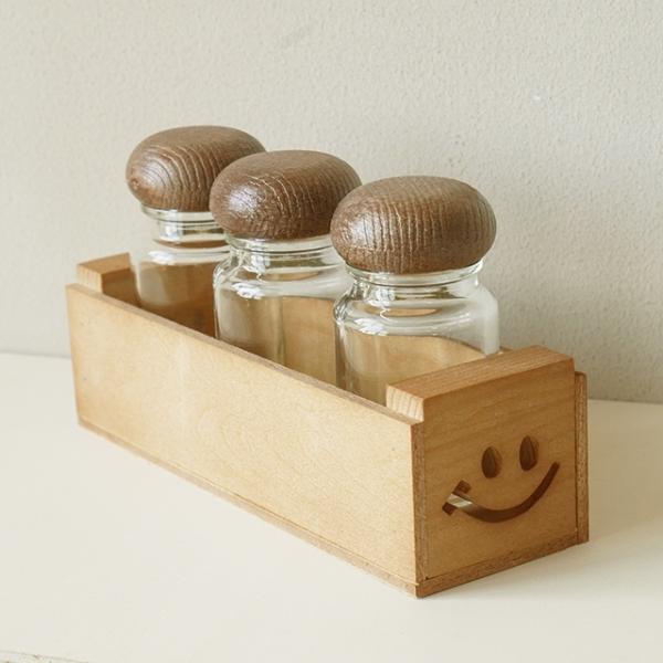 北海道で製作していますサイドのかわいいニコちゃんはひとつひとつ糸のこでくり抜いています調味料を入れる以外にもクリップなどのステーショナリーや小物整理にも◎ボトルの中栓は2種類必ず入るようにセットしています日本製のガラスボトルを使用（蓋はプラ...