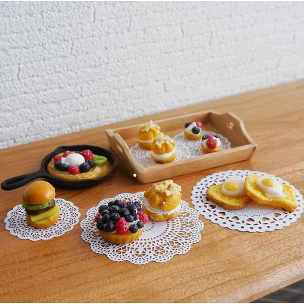 1/8・1/12スケール対応のBJD・OB11ドール用ミニチュアフードは、手作り粘土で丁寧に仕上げたリアルなパンケーキ・目玉焼き・ハンバーガーなどがラインナップ！カフェ風の食卓やティータイムシーンを彩るドール用アクセサリーとして大活躍。軽量...