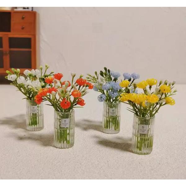 ドールハウスやミニチュア愛好家に大人気！1/6スケールのリアルなミニチュアフラワーセットです。BJDやブライス、OB11などのドールにぴったりで、造花と花瓶がセットになったおしゃれなアイテム。花びらや葉の質感まで丁寧に再現された精巧な仕上が...