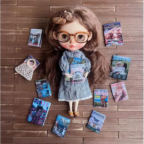 1/4、1/6ドールに最適なミニチュアの雑誌4冊セットです。本物の雑誌をそのまま縮小したかのようなリアルな作りで、1冊ずつ異なる表紙デザインやコンテンツを楽しめます。旅行や食、インテリア、ファッション、宇宙科学とジャンルも豊富。中面も再現し...