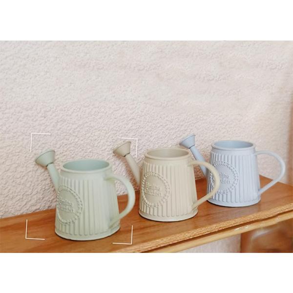 淡い色合いが可愛いミニチュアの合金製じょうろです。OB11やBJD、ブライスのミニチュア家具や小物として使用できます。エンボス調のロゴがあしらわれており、ナチュラルガーデンのような優しい世界観を演出。小ぶりながらも注ぎ口や取っ手のカーブなど...