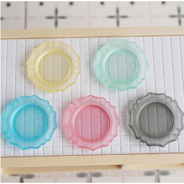 透け感のある磨砂仕上げのミニチュアフルーツプレートが登場！BJDやOB11、ブライスなどのドールにぴったりのサイズで、食卓やキッチンシーンを華やかに演出。イエロー・ブルー・ピンクなどカラフルな色合いが、ディスプレイや撮影にも映えます。繊細な...