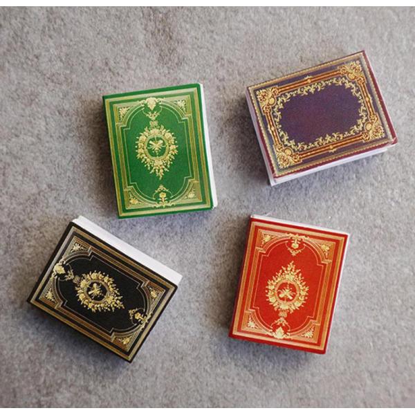 精巧に作られたミニチュアブックは、1/8・1/12スケールのドールハウスや人形用にぴったりのアイテムです！まるで本物のようにページが印刷されており、開いて楽しめるリアルな仕上がりが◎クラシカルで華やかな表紙デザインは、書棚や机に置くだけでド...