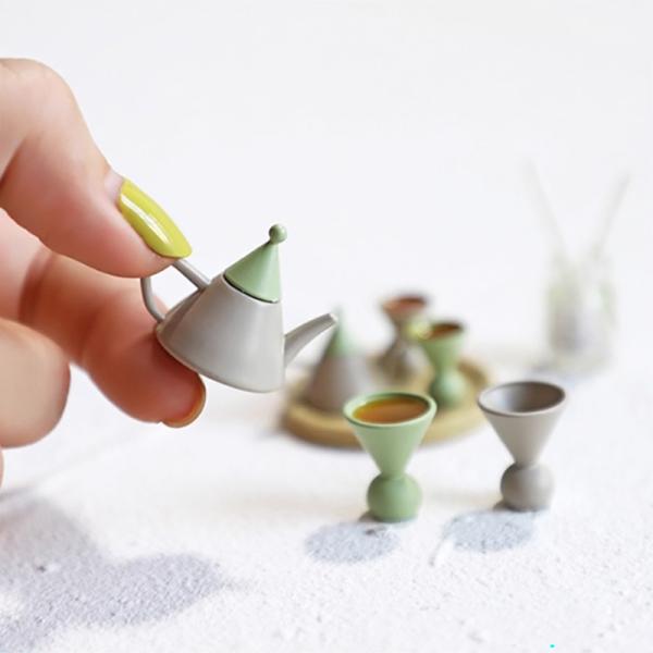おしゃれなドールハウスのティータイムを演出する、ミニチュア茶具セットです。モダンでシンプルなフォルムが魅力で、ティーポットやカップの細部まで丁寧に作られた精巧なデザインが特徴です。1/12スケールドールにはぴったりのサイズ感で、1/8スケー...