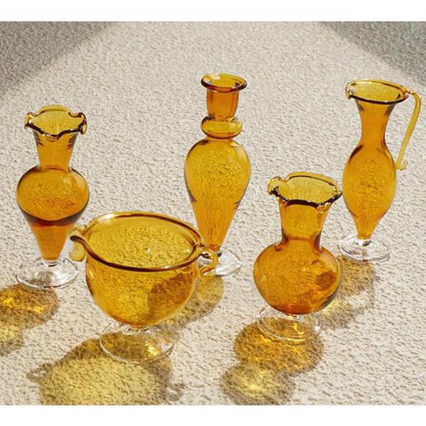 透明感あふれるガラス製のミニチュア花瓶は、繊細な美しさと存在感を兼ね備えたインテリア小物です。ドールハウスのリビングやダイニング、テーブルコーディネートに置くだけで空間を華やかに彩ります◎1/6・1/8・1/12スケールドールのBlythe...