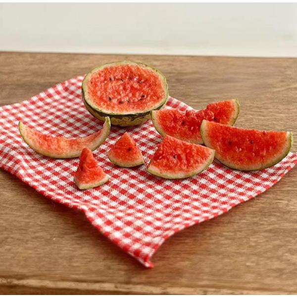 夏の定番フルーツ、スイカをリアルに再現した1/12スケールのミニチュアフードです。鮮やかな赤い果肉と黒い種、縞模様の皮まで細かく表現され、まるで本物のような瑞々しさが感じられます。ドールハウスやBJD、OB11、Blytheなどのお人形に合...