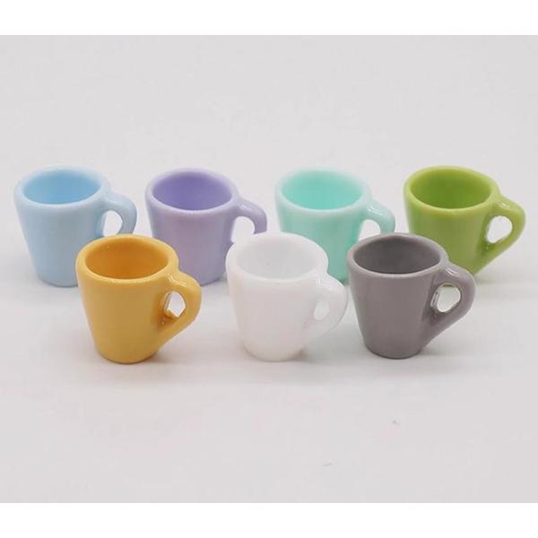 1/12スケールで再現されたミニチュアマグカップは、ドールハウスやBJD、OB11などのお人形にぴったりの可愛いアイテムです。繊細な取手や丸みのあるフォルムまで丁寧に作られており、まるで本物のコップのようなリアルさを楽しめます。ドールのキッ...