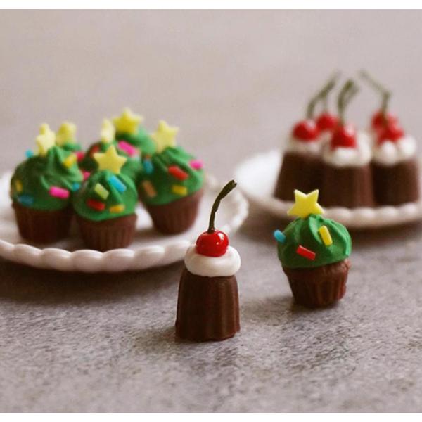 クリスマス気分を盛り上げる、とっても可愛いミニチュアスイーツ1/8・1/12スケールのBJDやOB11ドールにぴったりサイズで、ドールハウスのキッチンやリビングのディスプレイに華やかさをプラス。小さなケーキ屋さんのジオラマや、クリスマスツリ...