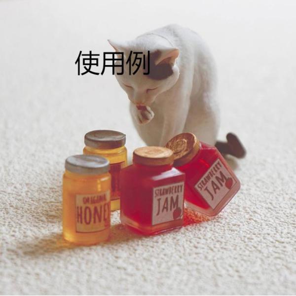 手のひらサイズでリアルに再現された、ミニチュアフード「ジャムの瓶」です。苺ジャムや蜂蜜ジャムをイメージした鮮やかな色合いと、しっかり作り込まれた蓋の質感がとっても可愛い◎1/6・1/8・1/12スケールのドールハウスやキッチンのディスプレイ...