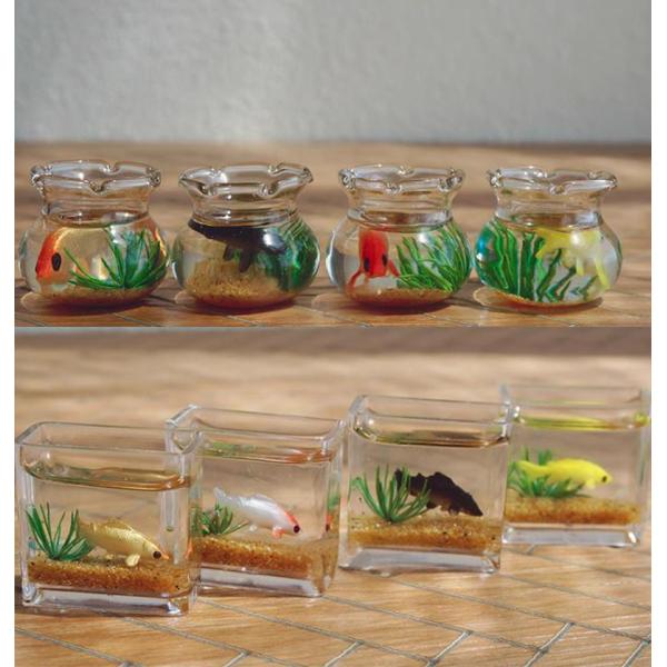 1/12スケールのドールハウスやBJD、OB11にぴったりの精巧なミニチュア水槽です。透明感あふれるガラスの中に金魚や水草が再現され、まるで小さな本物のアクアリウムをそのまま切り取ったような美しさ！円形や四角形のバリエーションがあり、リビン...