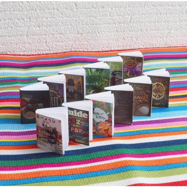 精巧に作られた1/12スケールのミニチュア本3点セットは、OB11やBJDドールにぴったりのサイズ感で、ページがめくれるリアルさが魅力です。ドールが実際に読んでいるように演出できるため、ドールハウスやディオラマ撮影にも最適◎自然で生き生きと...