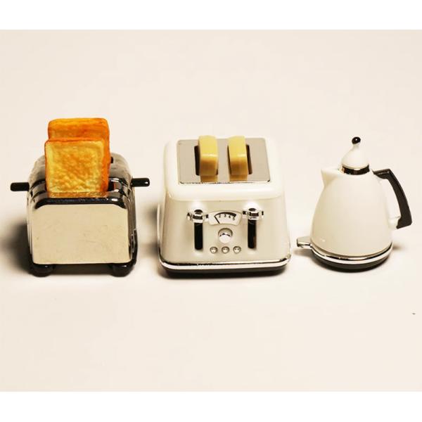 ミニチュアトースター・パン焼き器・やかんのセットは、ドールハウスのキッチンを本格的に演出できる魅力的なアイテムです。パンメーカーのディスプレイややかんの注ぎ口まで丁寧に再現されており、まるで本物のような質感とデザインが楽しめます◎お人形に持...