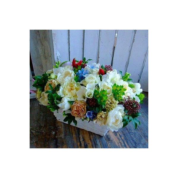 フラワーアレンジメントスクエアタイプ バスケットにぎゅーとお花を入れてナチュラルテイストでお贈りします