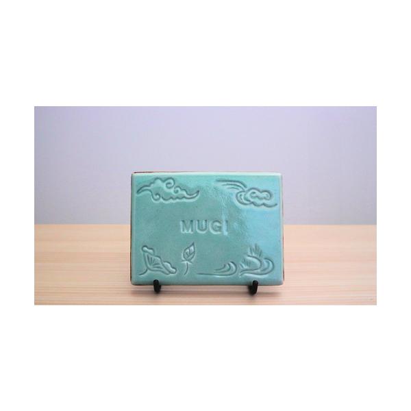 大切なペットのご遺骨を釉薬に混ぜ、陶芸家のモーガン・ルイスがひとつひとつ心を込めて制作いたします。メモリアルプレートA  スタンドセットサイズ：157mm × 210mm　※サイズには多少の差異がございます。ペットのお名前をお入れできます。...