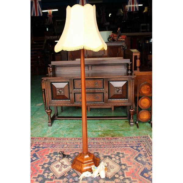 イギリス アンティーク フロアスタンドランプ（ティーテーブル一体型